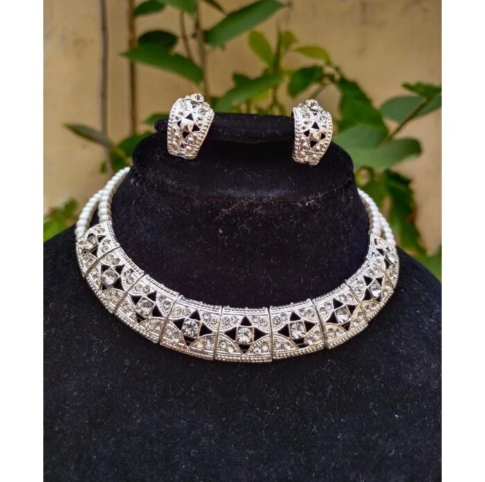 Elegant Look Silver Necklace With Stylish Earrings - Image 3