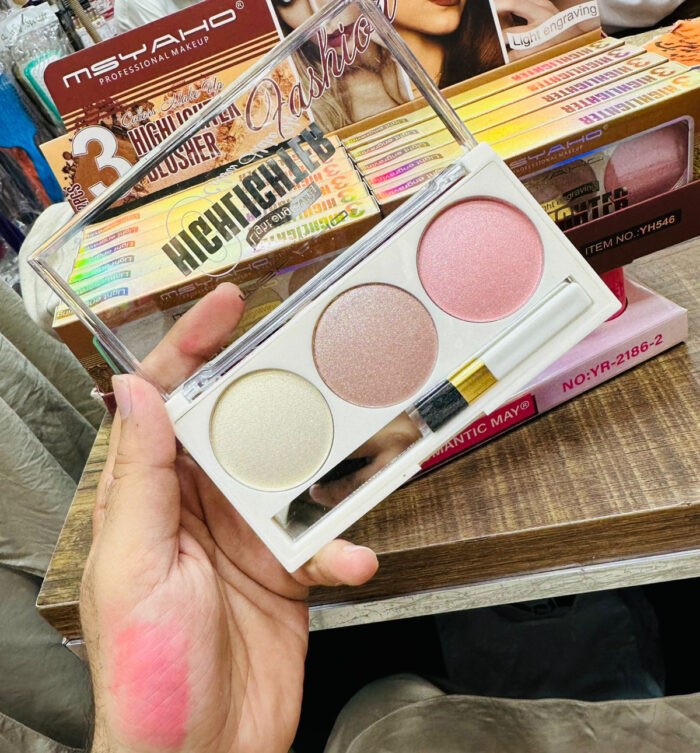 3 In 1 Fashion Trend-Blusher And Highlighter Makeup Kit - Image 1